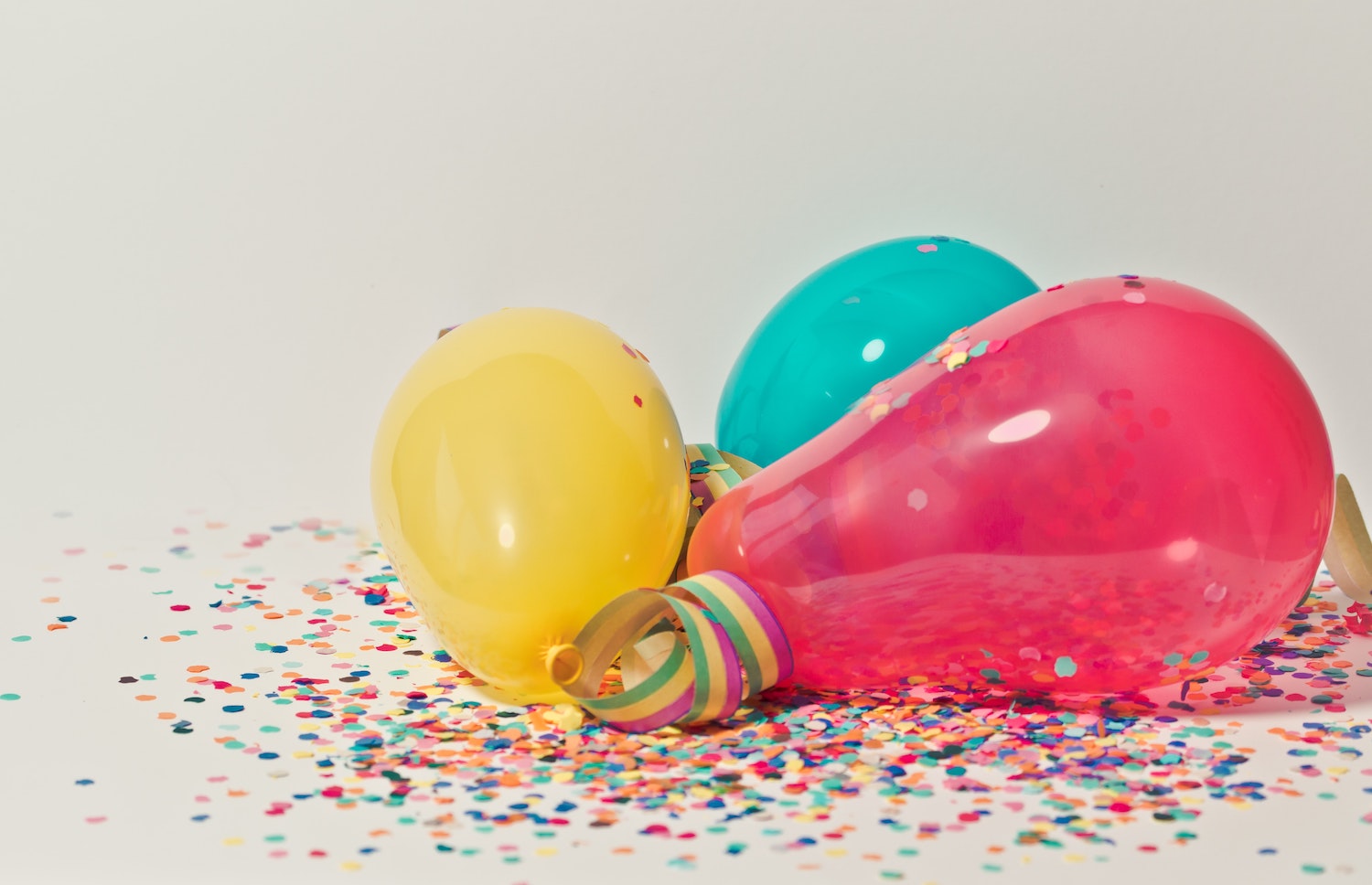 Ballonnen op de grond met confetti